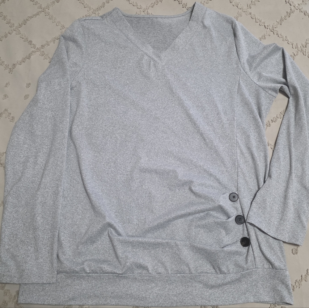 Womans XL Light Gray V-Neck Long Sleeve Top with Side Button Detail